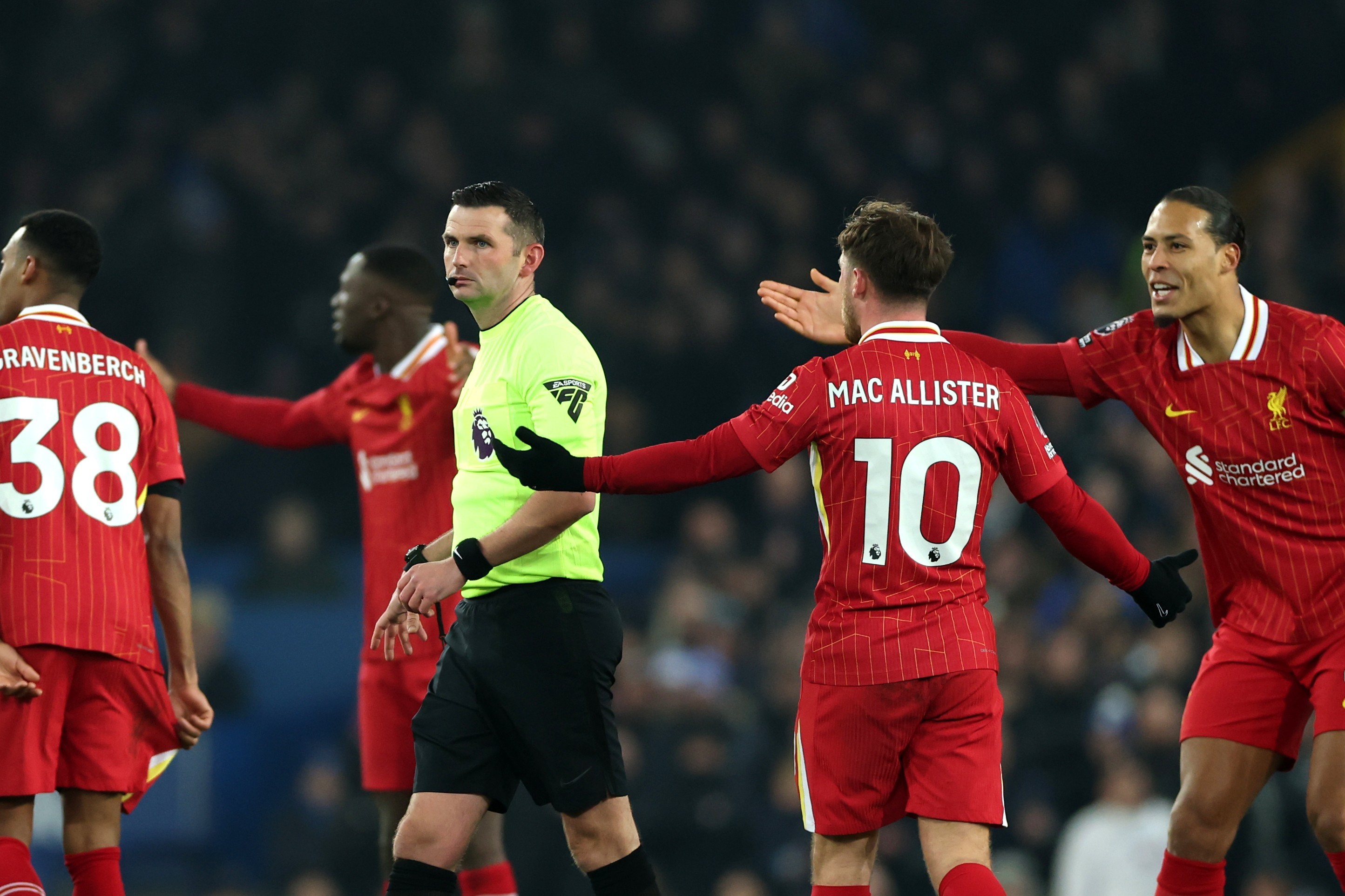 Van Dijk công khai chỉ trích trọng tài Micheal Oliver